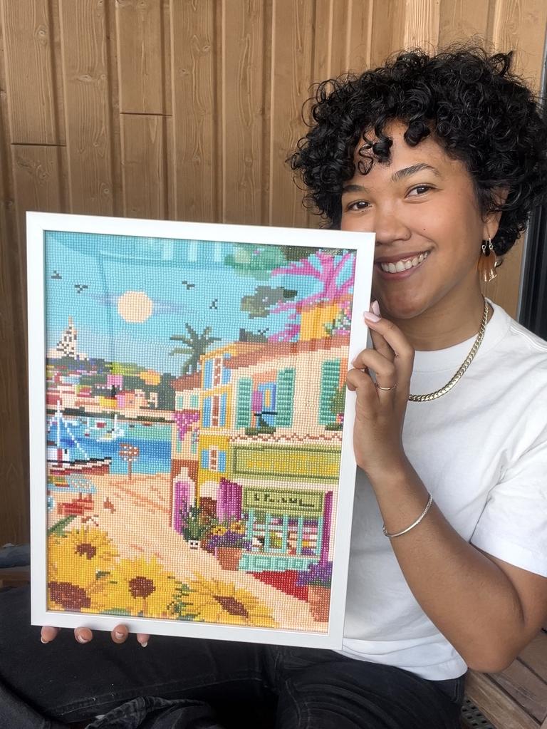 💛 Naomi a testé notre peinture en diamant “Marseille” – Voici son retour en images et en vidéo - Ma Ville en Diamant